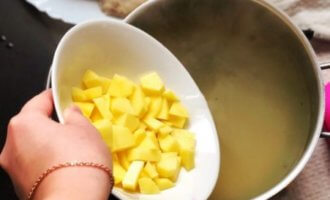 Сколько варится картошка в супе