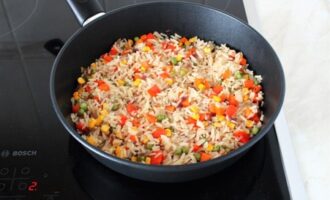 Рис с овощами на сковороде