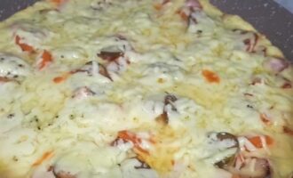Пицца на сковороде с майонезом и сметаной