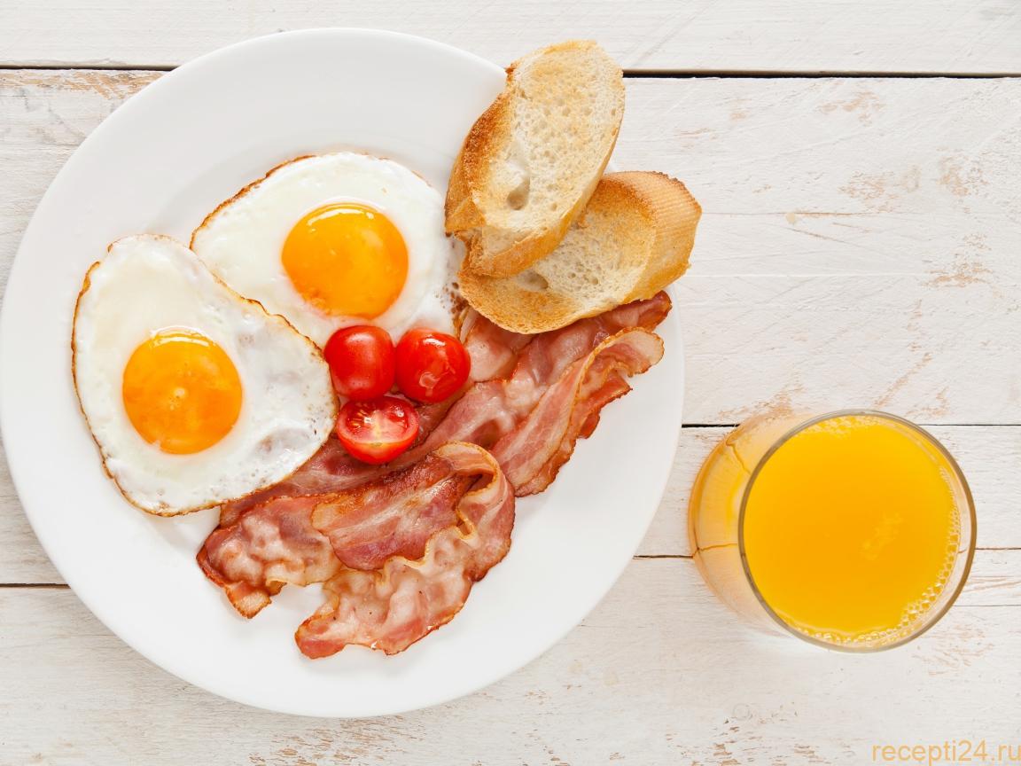 Яичница с беконом и помидорами на сковороде Яичница с беконом и помидорами на сковороде