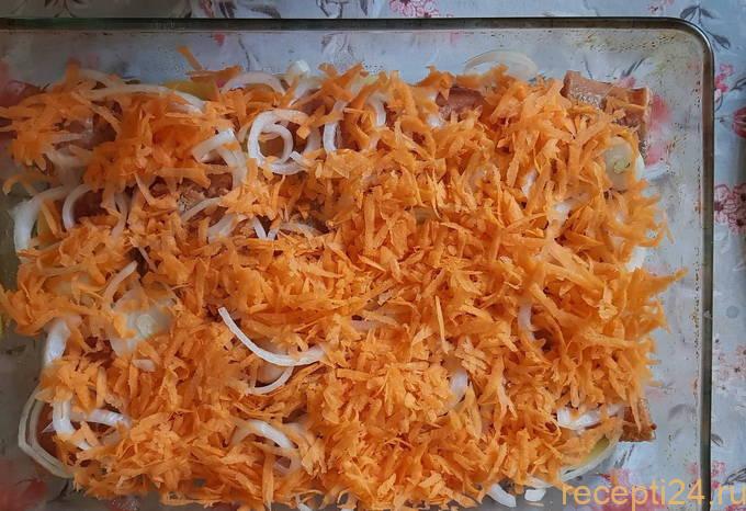 Картофель, морковь, лук и горбуша в духовке