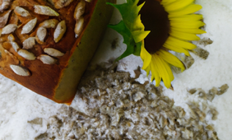 Домашний белый хлеб с семенами льна и подсолнечника в духовке
